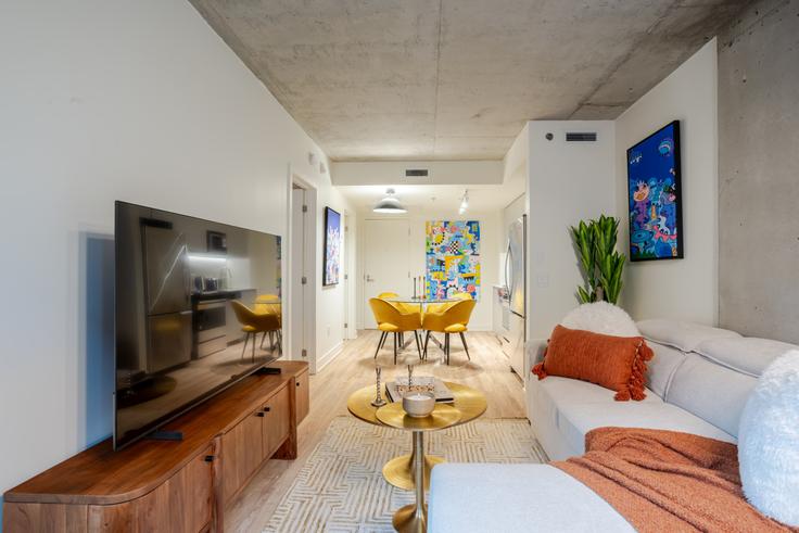 Salle de séjour élégante avec mobilier moderne dans un appartement à Building Rue Wellington - 9547-9267-quebec-inc - 1602179 à Ville-Marie, Montreal Salle de séjour élégante avec mobilier moderne dans un appartement à Building Rue Wellington - 9547-9267-quebec-inc - 1602179 à Ville-Marie, Montreal