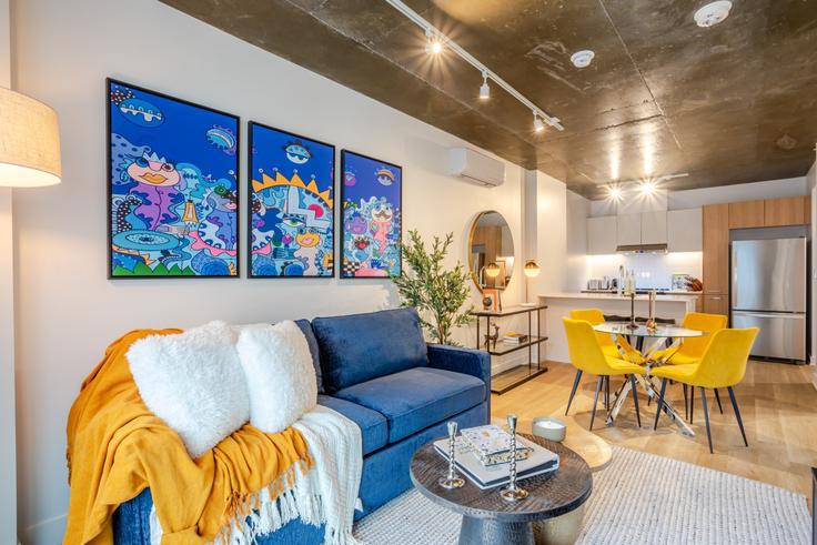 Ville-Marie, Montreal에 위치한 Building Avenue Papineau - 9547-9267-quebec-inc - 1602158 유닛의 세련된 인테리어가 돋보이는 거실 Ville-Marie, Montreal에 위치한 Building Avenue Papineau - 9547-9267-quebec-inc - 1602158 유닛의 세련된 인테리어가 돋보이는 거실