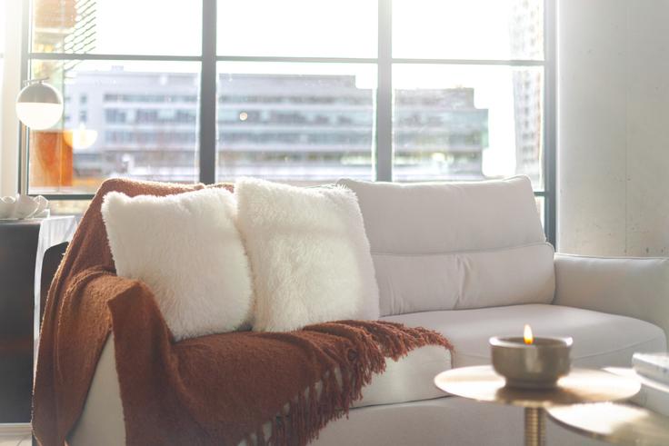 Salle de séjour élégante avec mobilier moderne dans un appartement à Building Rue Wellington - 9547-9267-quebec-inc - 1602093 à Ville-Marie, Montreal Salle de séjour élégante avec mobilier moderne dans un appartement à Building Rue Wellington - 9547-9267-quebec-inc - 1602093 à Ville-Marie, Montreal