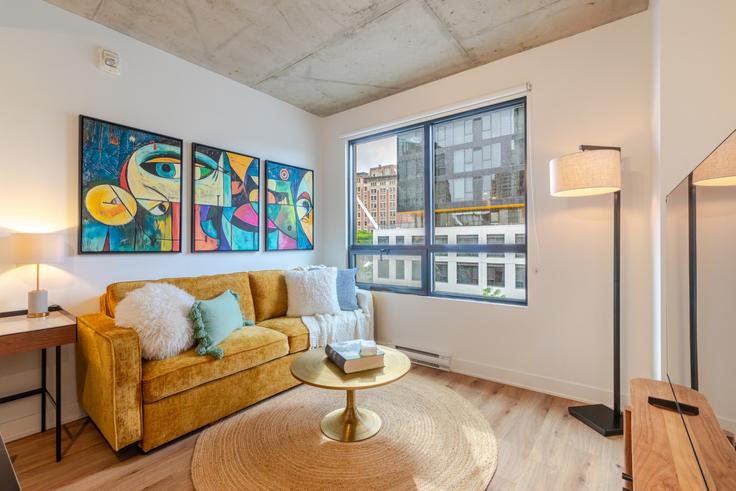 Sala de estar elegantemente projetada com móveis modernos em um apartamento no Building Rue Clark - 9547-9267-quebec-inc - 1602211 em Ville-Marie, Montreal Sala de estar elegantemente projetada com móveis modernos em um apartamento no Building Rue Clark - 9547-9267-quebec-inc - 1602211 em Ville-Marie, Montreal