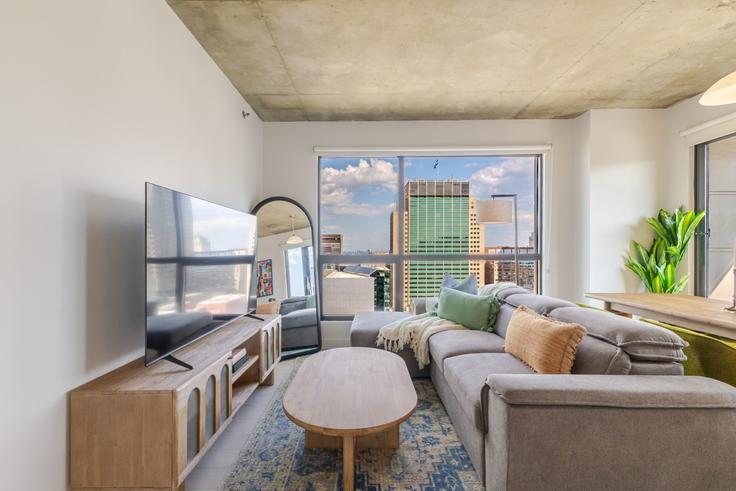 Sala de estar elegantemente projetada com móveis modernos em um apartamento no Building Boulevard De Maisonneuve Ouest - 9547-9267-quebec-inc - 1602116 em Ville-Marie, Montreal Sala de estar elegantemente projetada com móveis modernos em um apartamento no Building Boulevard De Maisonneuve Ouest - 9547-9267-quebec-inc - 1602116 em Ville-Marie, Montreal