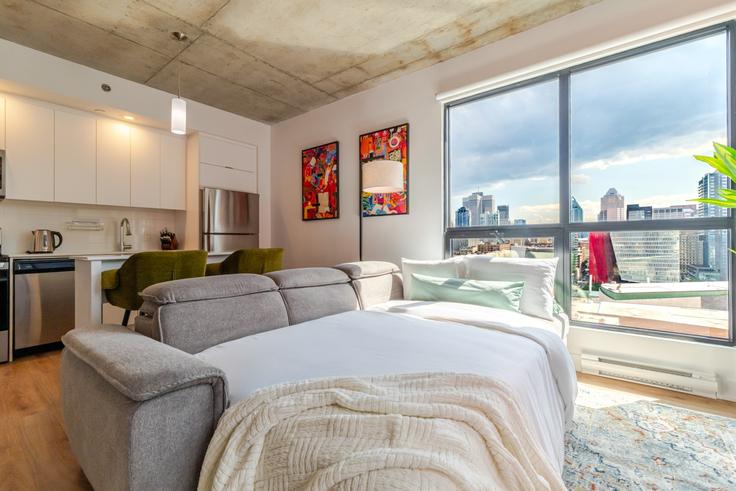 Sala de estar elegantemente projetada com móveis modernos em um apartamento no Building Boulevard De Maisonneuve Ouest - 9547-9267-quebec-inc - 1602186 em Ville-Marie, Montreal Sala de estar elegantemente projetada com móveis modernos em um apartamento no Building Boulevard De Maisonneuve Ouest - 9547-9267-quebec-inc - 1602186 em Ville-Marie, Montreal