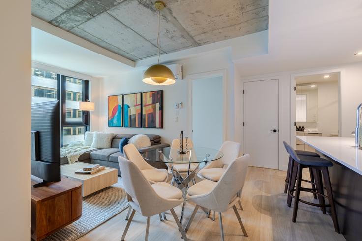 Elegante sala de estar con mobiliario moderno en un apartamento en Building Rue Sainte-Catherine Ouest - 9547-9267-quebec-inc - 1602133 en Ville-Marie, Montreal