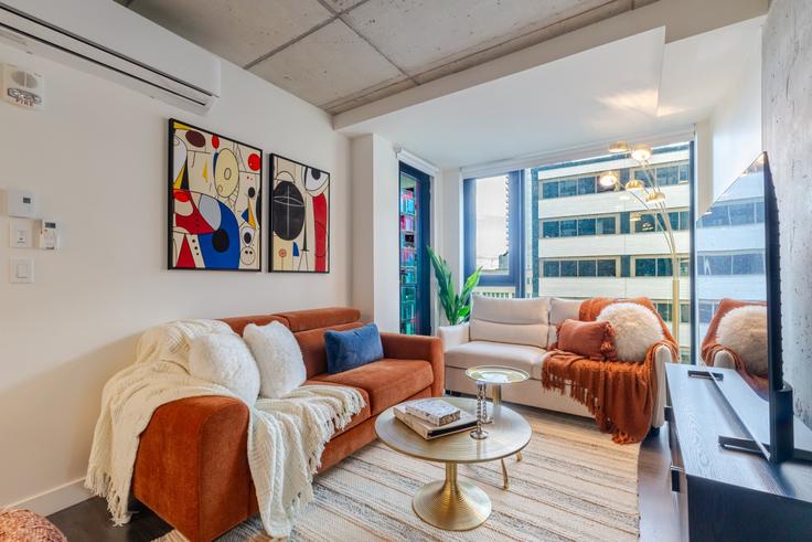 Elegant gestaltetes Wohnzimmer mit moderner Einrichtung in einer Wohnung im Building Rue Sainte-Catherine Ouest - 9547-9267-quebec-inc - 1602194 in Ville-Marie, Montreal Elegant gestaltetes Wohnzimmer mit moderner Einrichtung in einer Wohnung im Building Rue Sainte-Catherine Ouest - 9547-9267-quebec-inc - 1602194 in Ville-Marie, Montreal