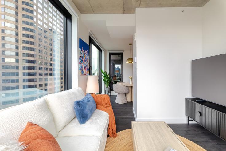 Elegante sala de estar con mobiliario moderno en un apartamento en Building Rue Jeanne-Mance - 9547-9267-quebec-inc - 1602165 en Ville-Marie, Montreal Elegante sala de estar con mobiliario moderno en un apartamento en Building Rue Jeanne-Mance - 9547-9267-quebec-inc - 1602165 en Ville-Marie, Montreal