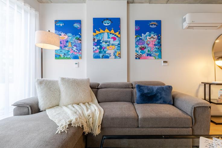 Salle de séjour élégante avec mobilier moderne dans un appartement à Building Rue Saint-François-Xavier - 9547-9267-quebec-inc - 1602228 à Ville-Marie, Montreal Salle de séjour élégante avec mobilier moderne dans un appartement à Building Rue Saint-François-Xavier - 9547-9267-quebec-inc - 1602228 à Ville-Marie, Montreal