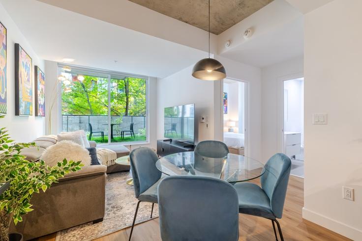 Sala de estar elegantemente projetada com móveis modernos em um apartamento no Building Boulevard de Maisonneuve Est - 9547-9267-quebec-inc - 1602147 em Ville-Marie, Montreal Sala de estar elegantemente projetada com móveis modernos em um apartamento no Building Boulevard de Maisonneuve Est - 9547-9267-quebec-inc - 1602147 em Ville-Marie, Montreal