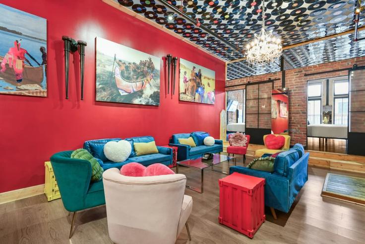 Elegante sala de estar con mobiliario moderno en un apartamento en Building Rue Notre-Dame Ouest - 9547-9267-quebec-inc - 1602183 en Ville-Marie, Montreal