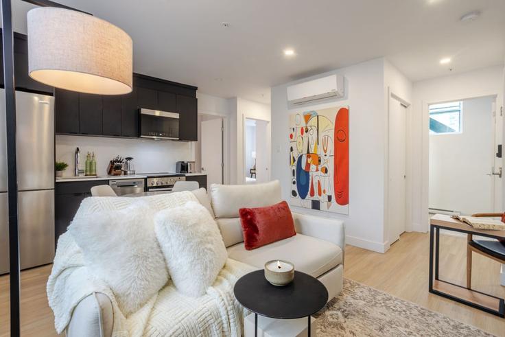 Elegante sala de estar con mobiliario moderno en un apartamento en Building Rue Sainte-Catherine Ouest - 9547-9267-quebec-inc - 1602309 en Ville-Marie, Montreal Elegante sala de estar con mobiliario moderno en un apartamento en Building Rue Sainte-Catherine Ouest - 9547-9267-quebec-inc - 1602309 en Ville-Marie, Montreal
