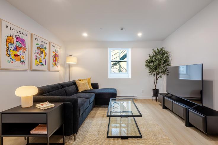 Ville-Marie, Montreal에 위치한 Building Rue Sainte-Catherine Ouest - 9547-9267-quebec-inc - 1602230 유닛의 세련된 인테리어가 돋보이는 거실 Ville-Marie, Montreal에 위치한 Building Rue Sainte-Catherine Ouest - 9547-9267-quebec-inc - 1602230 유닛의 세련된 인테리어가 돋보이는 거실