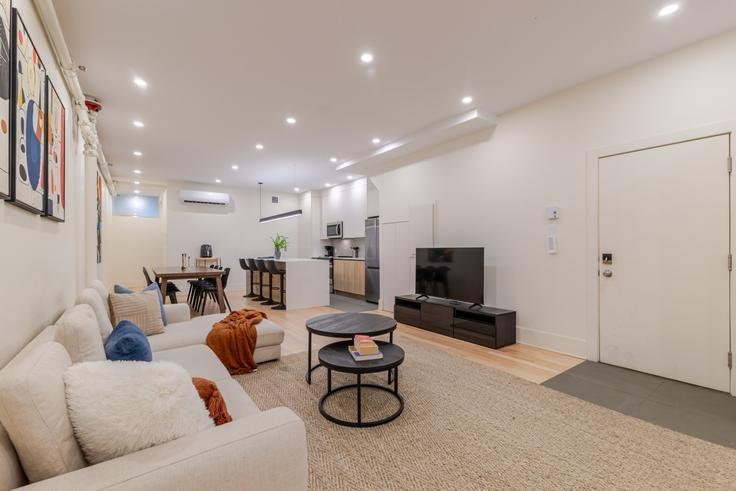 Elegante sala de estar con mobiliario moderno en un apartamento en Building Boulevard Saint-Laurent - 9547-9267-quebec-inc - 1605187 en Le Plateau-Mont-Royal, Montreal Elegante sala de estar con mobiliario moderno en un apartamento en Building Boulevard Saint-Laurent - 9547-9267-quebec-inc - 1605187 en Le Plateau-Mont-Royal, Montreal