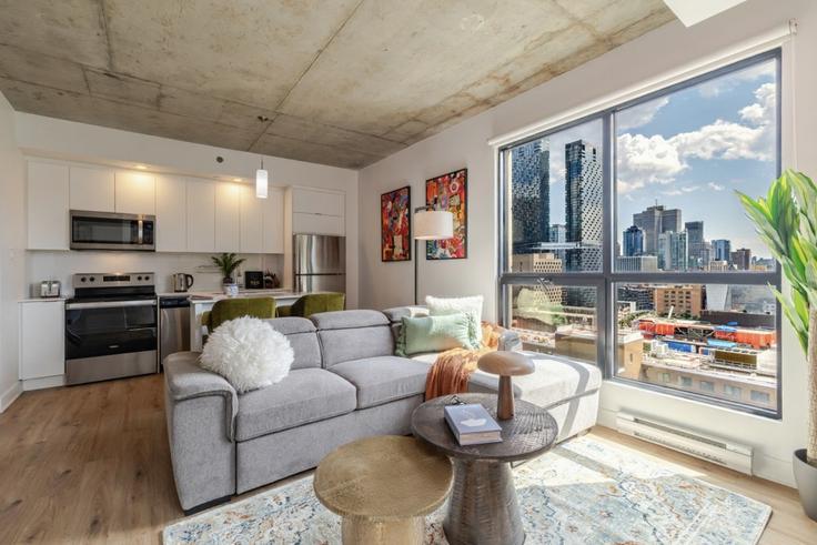 Elegant gestaltetes Wohnzimmer mit moderner Einrichtung in einer Wohnung im Building Boulevard De Maisonneuve Ouest - 9547-9267-quebec-inc - 1602208 in Ville-Marie, Montreal
