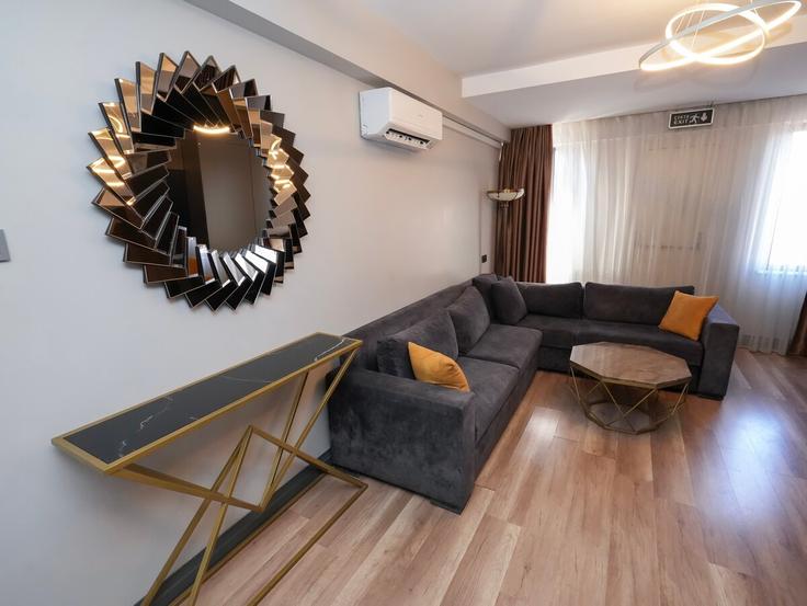 Elegant gestaltetes Wohnzimmer mit moderner Einrichtung in einer Wohnung im Building Abide-i Hürriyet Caddesi - a-palace-suites - 1490221 in Şişli, İstanbul