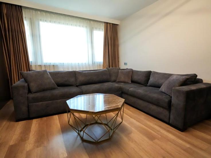 Elegant gestaltetes Wohnzimmer mit moderner Einrichtung in einer Wohnung im Building Halaskargazi Caddesi - a-palace-suites - 1492110 in Şişli, İstanbul