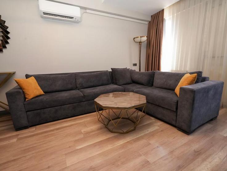 Elegant gestaltetes Wohnzimmer mit moderner Einrichtung in einer Wohnung im Building Abide-i Hürriyet Caddesi - a-palace-suites - 1491084 in Şişli, İstanbul