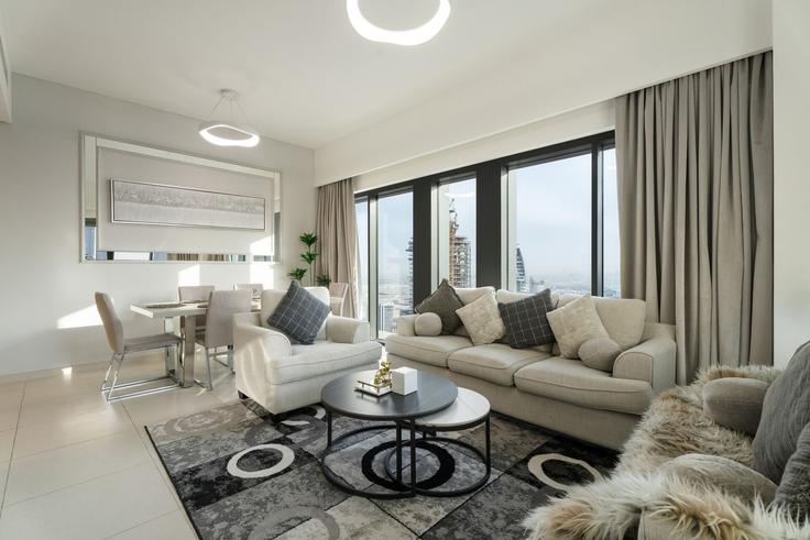 Salle de séjour élégante avec mobilier moderne dans un appartement à Building Burj Khalifa Boulevard - abi-holiday-homes - 1496995 à Burj Khalifa, Dubai