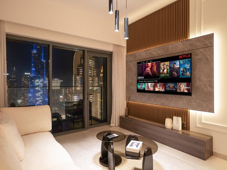 Salle de séjour élégante avec mobilier moderne dans un appartement à Building Burj Khalifa Boulevard - abi-holiday-homes - 1496996 à Burj Khalifa, Dubai