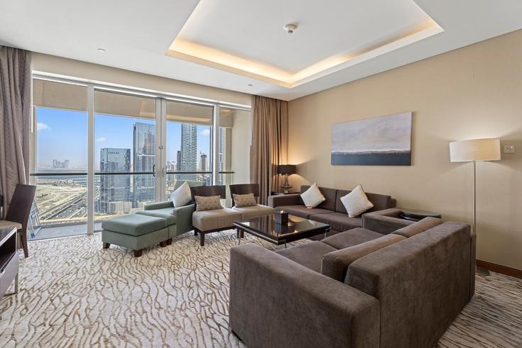 Sala de estar elegantemente projetada com móveis modernos em um apartamento no Building Financial Center street - abi-holiday-homes - 1496990 em Burj Khalifa, Dubai