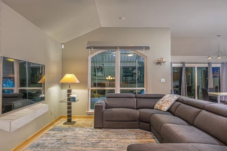 Salle de séjour élégante avec mobilier moderne dans un appartement à Building Snapdragon Drive - above-beyond-hosting - 1295596 - ATX à Austin, Austin Salle de séjour élégante avec mobilier moderne dans un appartement à Building Snapdragon Drive - above-beyond-hosting - 1295596 - ATX à Austin, Austin
