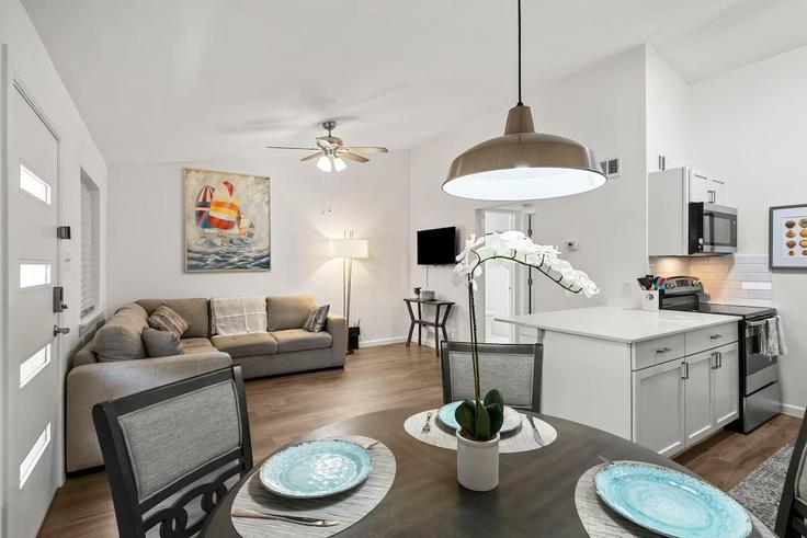 Austin AustinのBuilding West 34th Street - above-beyond-hosting - 1385486のアパートメントにある、モダンな家具を備えたエレガントなデザインのリビングルーム