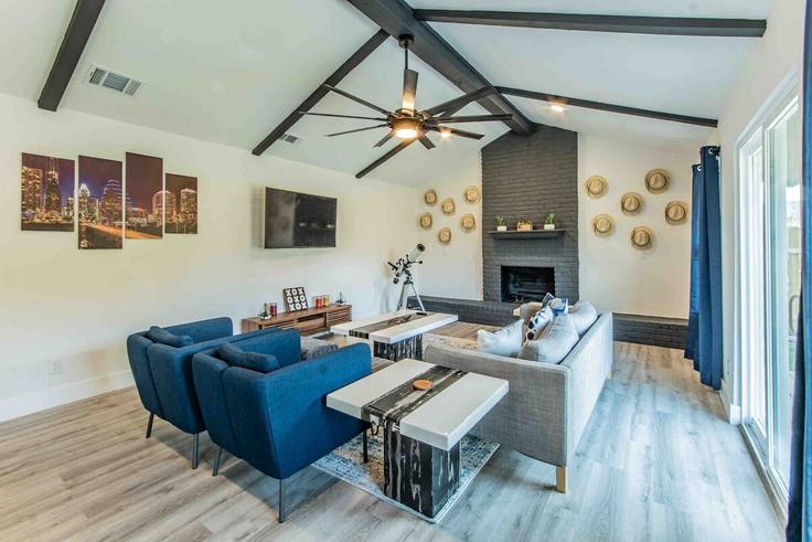 Elegante sala de estar con mobiliario moderno en un apartamento en Building Rio Pass - above-beyond-hosting - 1385484 en Austin, Austin Elegante sala de estar con mobiliario moderno en un apartamento en Building Rio Pass - above-beyond-hosting - 1385484 en Austin, Austin