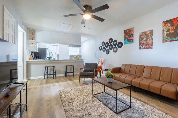 Building Manor Road - above-beyond-hosting - 1385485 adresindeki bir dairede modern mobilyalarla zarif bir şekilde tasarlanmış oturma odası Austin, Austin