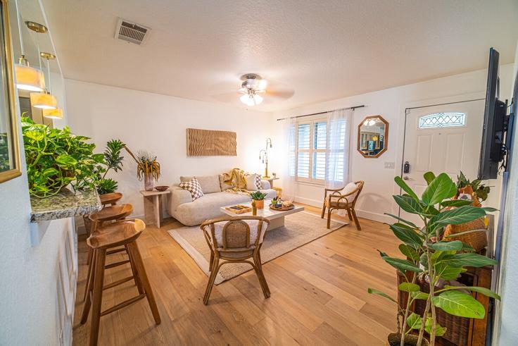 Salle de séjour élégante avec mobilier moderne dans un appartement à Building East 10th Street - above-beyond-hosting - 1571632 à Austin, Austin Salle de séjour élégante avec mobilier moderne dans un appartement à Building East 10th Street - above-beyond-hosting - 1571632 à Austin, Austin