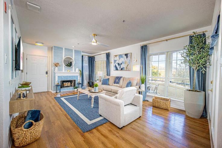 Building Parliament Cove - above-beyond-hosting - 1295585 adresindeki bir dairede modern mobilyalarla zarif bir şekilde tasarlanmış oturma odası Lago Vista, Lago Vista