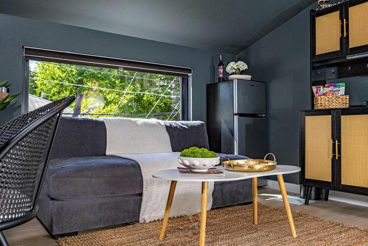 Austin, Austin 소재 Building West 39th Street - above-beyond-hosting - 1295600 유닛에 마련된, 현대적인 가구로 꾸며진 우아한 디자인의 거실 Austin, Austin 소재 Building West 39th Street - above-beyond-hosting - 1295600 유닛에 마련된, 현대적인 가구로 꾸며진 우아한 디자인의 거실