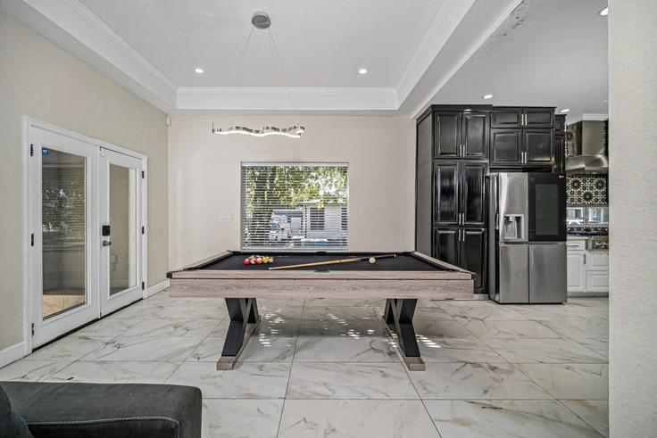 Building Utah Street - above-beyond-hosting - 1295583 adresindeki bir dairede modern mobilyalarla zarif bir şekilde tasarlanmış oturma odası San Antonio, San Antonio Building Utah Street - above-beyond-hosting - 1295583 adresindeki bir dairede modern mobilyalarla zarif bir şekilde tasarlanmış oturma odası San Antonio, San Antonio