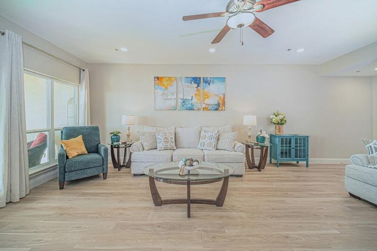 Elegant gestaltetes Wohnzimmer mit moderner Einrichtung in einer Wohnung im Building American Drive - above-beyond-hosting - 1295590 in Lago Vista, Lago Vista