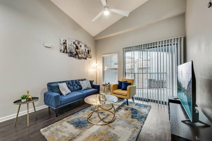 Building Ross Avenue - accalio-residential - 1694870 adresindeki bir dairede modern mobilyalarla zarif bir şekilde tasarlanmış oturma odası Dallas, Dallas Building Ross Avenue - accalio-residential - 1694870 adresindeki bir dairede modern mobilyalarla zarif bir şekilde tasarlanmış oturma odası Dallas, Dallas