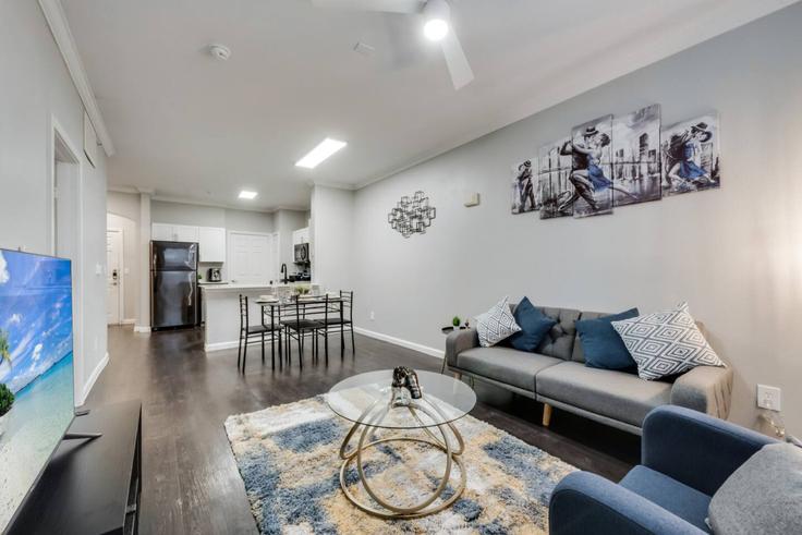 Building Ross Avenue - accalio-residential - 1694796 adresindeki bir dairede modern mobilyalarla zarif bir şekilde tasarlanmış oturma odası Dallas, Dallas Building Ross Avenue - accalio-residential - 1694796 adresindeki bir dairede modern mobilyalarla zarif bir şekilde tasarlanmış oturma odası Dallas, Dallas