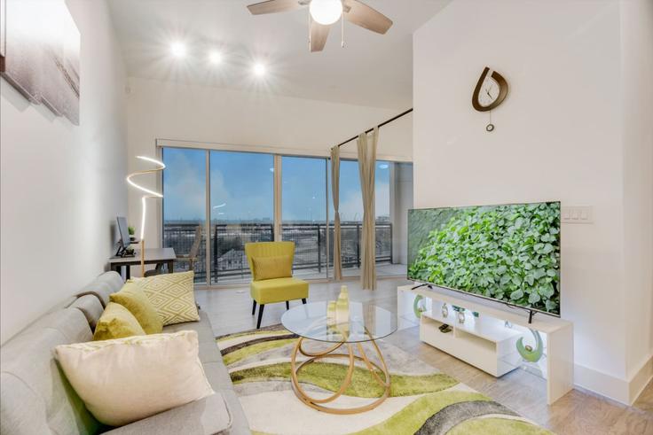 Building Peters Street - accalio-residential - 1694827 adresindeki bir dairede modern mobilyalarla zarif bir şekilde tasarlanmış oturma odası Dallas, Dallas Building Peters Street - accalio-residential - 1694827 adresindeki bir dairede modern mobilyalarla zarif bir şekilde tasarlanmış oturma odası Dallas, Dallas