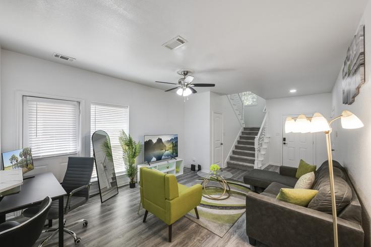 Grand Prairie Grand PrairieのBuilding Calendar Court - accalio-residential - 1694807のアパートメントにある、モダンな家具を備えたエレガントなデザインのリビングルーム Grand Prairie Grand PrairieのBuilding Calendar Court - accalio-residential - 1694807のアパートメントにある、モダンな家具を備えたエレガントなデザインのリビングルーム