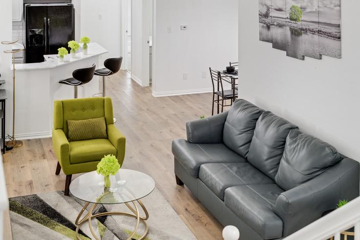 Grand Prairie Grand PrairieのBuilding Calendar Court - accalio-residential - 1695021のアパートメントにある、モダンな家具を備えたエレガントなデザインのリビングルーム Grand Prairie Grand PrairieのBuilding Calendar Court - accalio-residential - 1695021のアパートメントにある、モダンな家具を備えたエレガントなデザインのリビングルーム