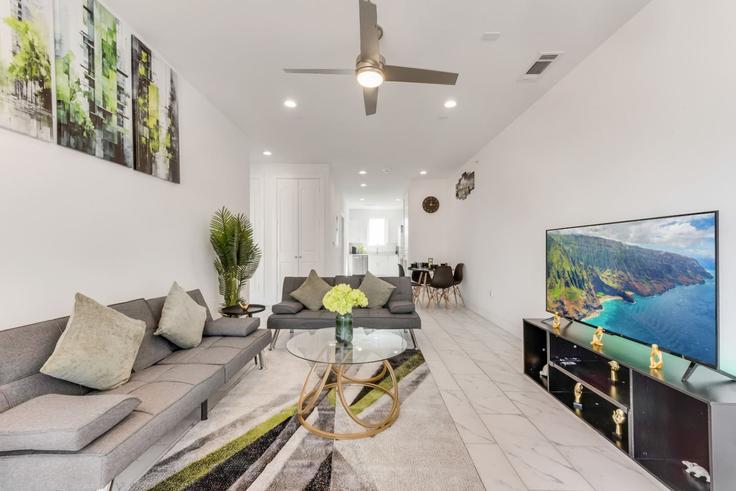 Building Canton Street - accalio-residential - 1694843 adresindeki bir dairede modern mobilyalarla zarif bir şekilde tasarlanmış oturma odası Dallas, Dallas Building Canton Street - accalio-residential - 1694843 adresindeki bir dairede modern mobilyalarla zarif bir şekilde tasarlanmış oturma odası Dallas, Dallas