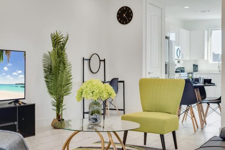 Building Canton Street - accalio-residential - 1694798 adresindeki bir dairede modern mobilyalarla zarif bir şekilde tasarlanmış oturma odası Dallas, Dallas Building Canton Street - accalio-residential - 1694798 adresindeki bir dairede modern mobilyalarla zarif bir şekilde tasarlanmış oturma odası Dallas, Dallas
