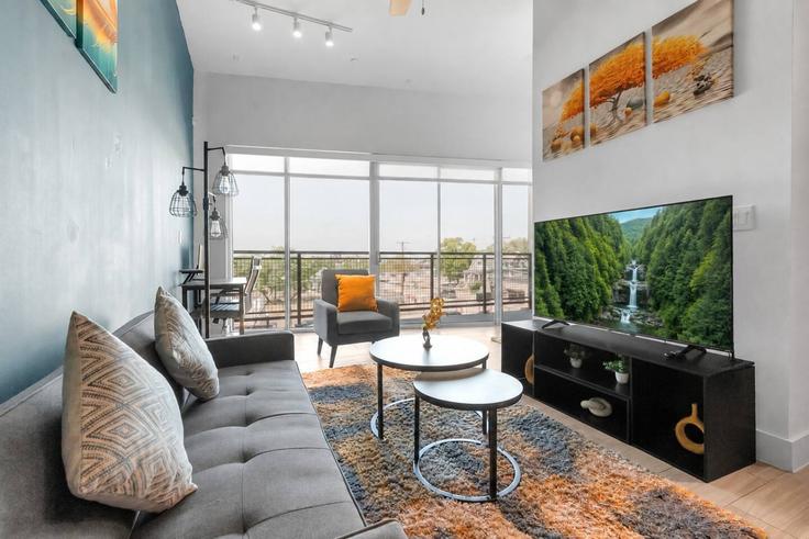 Building Peters Street - accalio-residential - 1694799 adresindeki bir dairede modern mobilyalarla zarif bir şekilde tasarlanmış oturma odası Dallas, Dallas Building Peters Street - accalio-residential - 1694799 adresindeki bir dairede modern mobilyalarla zarif bir şekilde tasarlanmış oturma odası Dallas, Dallas