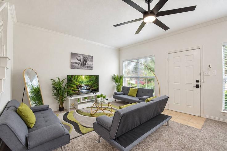 Grand Prairie Grand PrairieのBuilding Calendar Court - accalio-residential - 1694829のアパートメントにある、モダンな家具を備えたエレガントなデザインのリビングルーム Grand Prairie Grand PrairieのBuilding Calendar Court - accalio-residential - 1694829のアパートメントにある、モダンな家具を備えたエレガントなデザインのリビングルーム