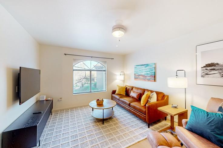 Elegante sala de estar con mobiliario moderno en un apartamento en Building North Kolb Road - acme-phx-scottdale-az-llc - 1636489 en Catalina Foothills, Catalina Foothills