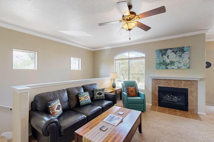 Elegante sala de estar con mobiliario moderno en un apartamento en Building East Sunrise Drive - acme-phx-scottdale-az-llc - 1636653 en Catalina Foothills, Catalina Foothills