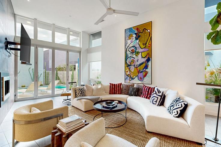 Sala de estar elegantemente projetada com móveis modernos em um apartamento no Building Suave Lane - acme-phx-scottdale-az-llc - 1636154 em Palm Springs, Palm Springs Sala de estar elegantemente projetada com móveis modernos em um apartamento no Building Suave Lane - acme-phx-scottdale-az-llc - 1636154 em Palm Springs, Palm Springs