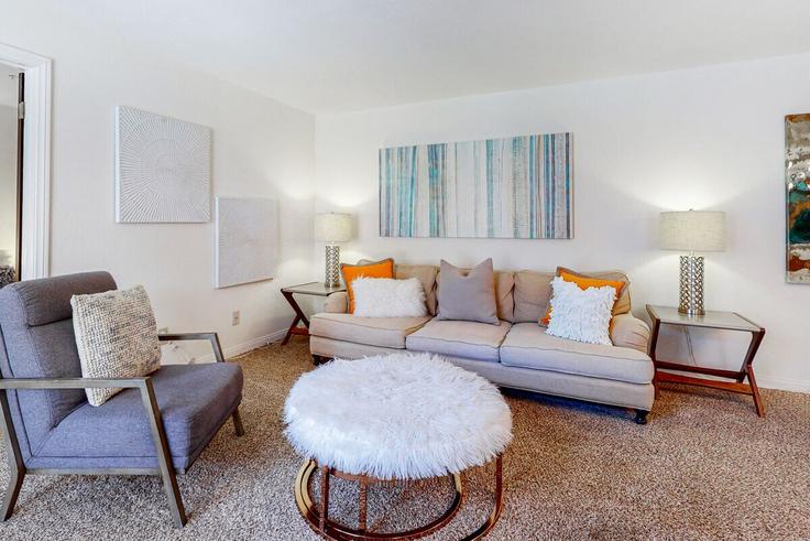 Sala de estar elegantemente projetada com móveis modernos em um apartamento no Building South Avenida Caballeros - acme-phx-scottdale-az-llc - 1636373 em Palm Springs, Palm Springs Sala de estar elegantemente projetada com móveis modernos em um apartamento no Building South Avenida Caballeros - acme-phx-scottdale-az-llc - 1636373 em Palm Springs, Palm Springs