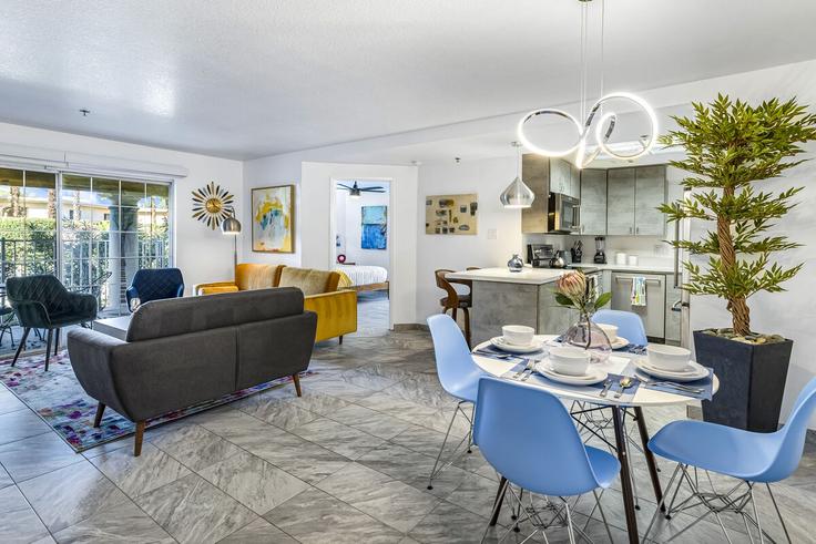 Elegant gestaltetes Wohnzimmer mit moderner Einrichtung in einer Wohnung im Building Lawrence Crossley Road - acme-phx-scottdale-az-llc - 1636497 in Palm Springs, Palm Springs Elegant gestaltetes Wohnzimmer mit moderner Einrichtung in einer Wohnung im Building Lawrence Crossley Road - acme-phx-scottdale-az-llc - 1636497 in Palm Springs, Palm Springs