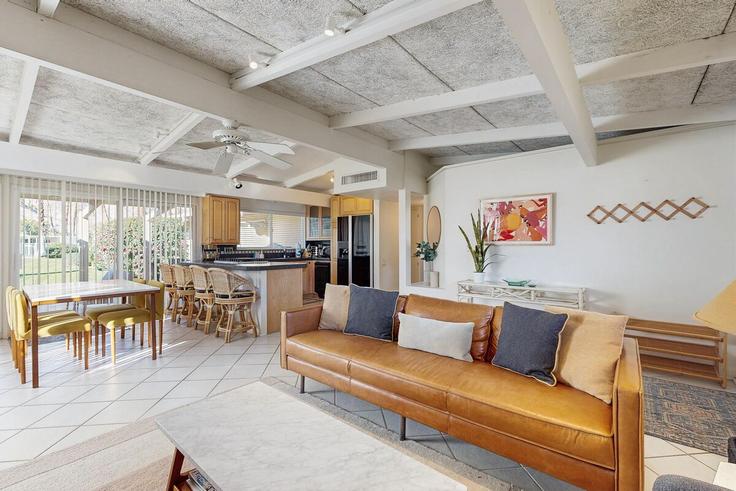 Elegante sala de estar con mobiliario moderno en un apartamento en Building California 74 - acme-phx-scottdale-az-llc - 1636084 en Palm Desert, Palm Desert