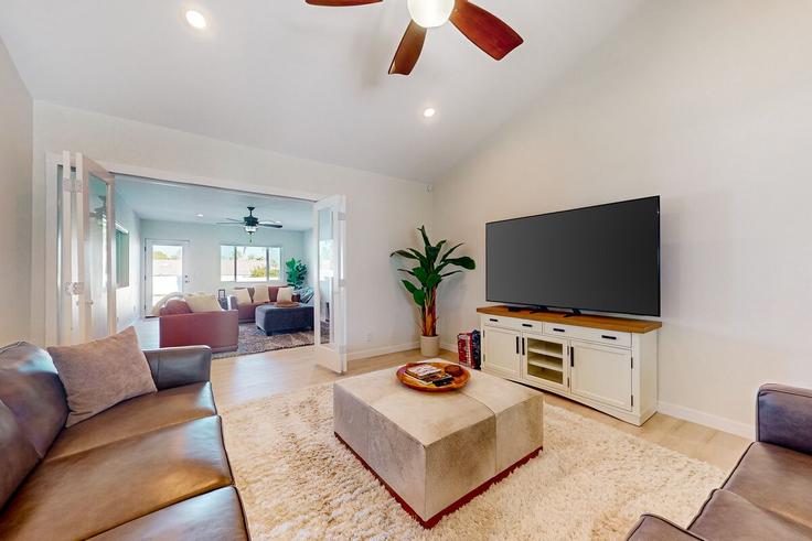 Building Broken Arrow Trail - acme-phx-scottdale-az-llc - 1636244 adresindeki bir dairede modern mobilyalarla zarif bir şekilde tasarlanmış oturma odası Palm Desert, Palm Desert