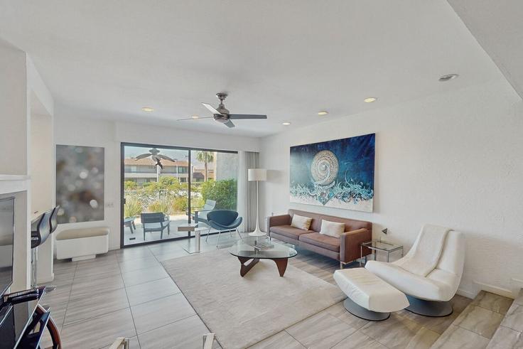 Sala de estar elegantemente projetada com móveis modernos em um apartamento no Building North Avenida Caballeros - acme-phx-scottdale-az-llc - 1636292 em Palm Springs, Palm Springs Sala de estar elegantemente projetada com móveis modernos em um apartamento no Building North Avenida Caballeros - acme-phx-scottdale-az-llc - 1636292 em Palm Springs, Palm Springs