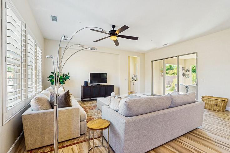 Building Santoni Court - acme-phx-scottdale-az-llc - 1636250 adresindeki bir dairede modern mobilyalarla zarif bir şekilde tasarlanmış oturma odası Indio, Indio