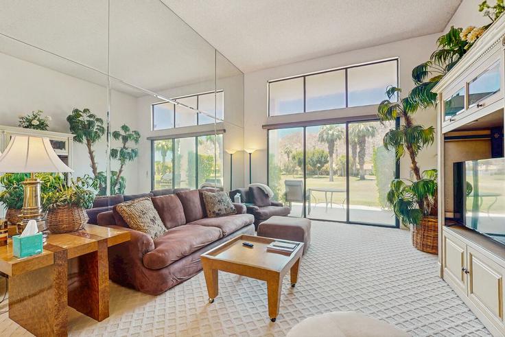 La Quinta La QuintaのBuilding Oakhill - acme-phx-scottdale-az-llc - 1636224のアパートメントにある、モダンな家具を備えたエレガントなデザインのリビングルーム La Quinta La QuintaのBuilding Oakhill - acme-phx-scottdale-az-llc - 1636224のアパートメントにある、モダンな家具を備えたエレガントなデザインのリビングルーム